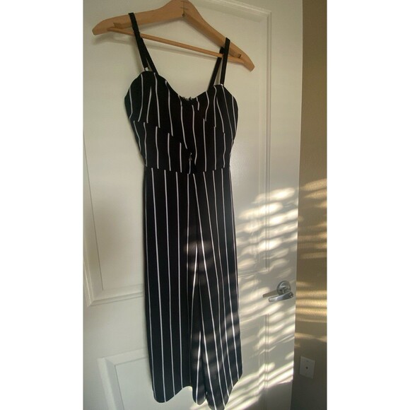 cute & classy black and white striped romper jumpsuit short wide leg cut NWOT - Picture 2 of 11